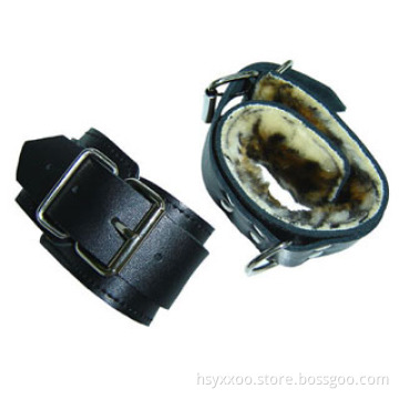 Fetish Bondage Restraints Wrist Cuff 2017 Factory Wholesale Leather Handcuff with fur Sex Toys